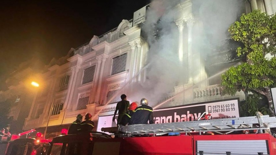 Cháy lớn lan ra 4 căn hộ liền kề tại khu biệt thự Ninh Hiệp, Hà Nội